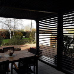 Pergola en alu gris 10,80m² + 2 panneaux de ventelles latérales Habrita