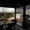 Pergola en alu gris 10,80m² + 2 panneaux de ventelles latérales Habrita