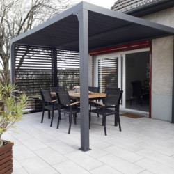 Pergola en alu gris 10,80m² + 2 panneaux de ventelles latérales Habrita