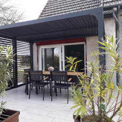 Pergola en alu gris 10,80m² + 2 panneaux de ventelles latérales Habrita