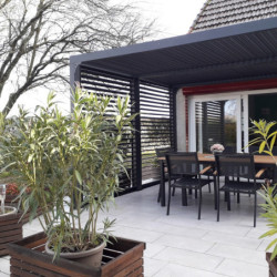 Pergola en alu gris 10,80m² + 2 panneaux de ventelles latérales Habrita