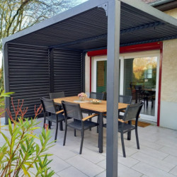 Pergola en alu gris 10,80m² + 2 panneaux de ventelles latérales Habrita