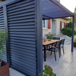 Pergola en alu gris 10,80m² + 2 panneaux de ventelles latérales Habrita