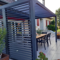 Pergola en alu gris 10,80m² + 3 panneaux de ventelles latérales Habrita