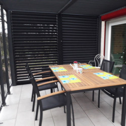 Pergola en alu gris 10,80m², ventelles latérales, moucharabieh Habrita