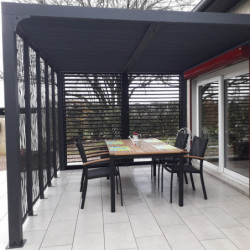 Pergola en alu gris 10,80m², ventelles latérales, moucharabieh Habrita