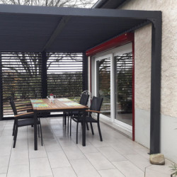 Pergola en alu gris 10,80m², ventelles latérales, moucharabieh Habrita