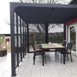 Pergola en alu gris 10,80m², ventelles latérales, moucharabieh Habrita