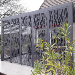 Pergola en alu gris 10,80m², ventelles latérales, moucharabieh Habrita