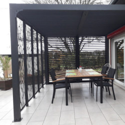 Pergola en alu gris 10,80m², ventelles latérales, moucharabieh Habrita