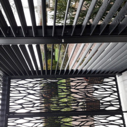 Pergola en alu gris 10,80m², ventelles latérales, moucharabieh Habrita