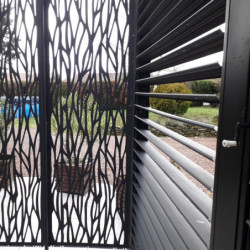 Pergola en alu gris 10,80m², ventelles latérales, moucharabieh Habrita