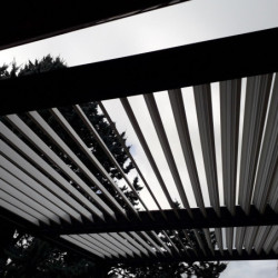 Pergola bioclimatique 21,52m² alu gris + toit avec lames écru HABRITA