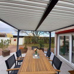 Pergola bioclimatique 21,52m² alu gris + toit avec lames écru HABRITA