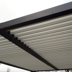 Pergola bioclimatique 21,52m² alu gris + toit avec lames écru HABRITA