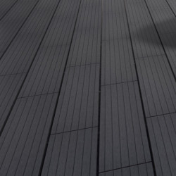 Plancher en bois composite facile à poser avec ses lames clipsables