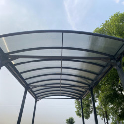 Protection de camping structure aluminium et couverture polycarbonate