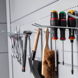 Plaque murale perforée + crochets pour abri - Telluria