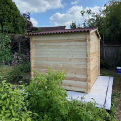 Abri 6,16m² en bois massif avec toit en plaques ondulées HABRITA