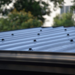 Abri premium bois composite double pente 19,22m² gris clair Woodlife Garden