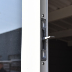 Abri toit plat composite anthracite 14,90m² porte alu Woodlife Garden