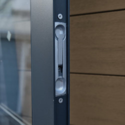 Abri toit plat composite aspect bois 14,90m² porte alu Woodlife Garden