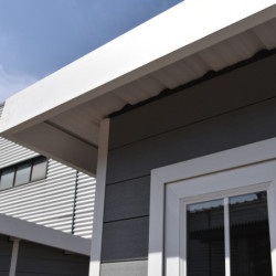 Abri toit plat composite gris clair 14,90m² porte alu Woodlife Garden