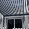 Pergola motorisée en alu gris avec lames orientable 4x4m Ombrea