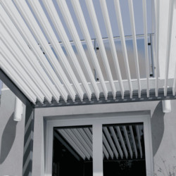 Pergola motorisée en alu gris/blanc avec lames orientable 4x4m Ombrea