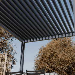 Pergola motorisée en alu gris avec lames orientable 3x6m Ombrea