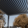 Pergola motorisée en alu gris avec lames orientable 3x6m Ombrea