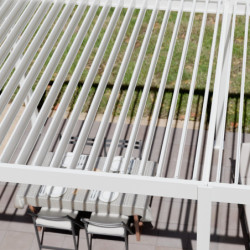 Pergola motorisée en alu blanc avec lames orientable 3x6m Ombrea