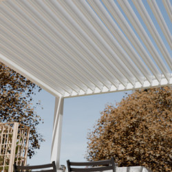 Pergola motorisée en alu blanc avec lames orientable 3x6m Ombrea
