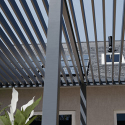 Pergola motorisée en alu gris avec lames orientable 4x6m Ombrea