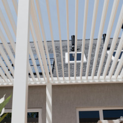 Pergola motorisée en alu blanc avec lames orientable 4x6m Ombrea