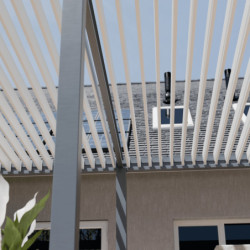 Pergola motorisée en alu gris/blanc avec lames orientable 4x6m Ombrea