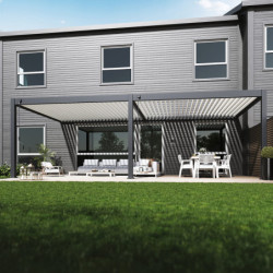 Pergola adossée en alu anthracite avec lames blanches 4x8m Ombrea